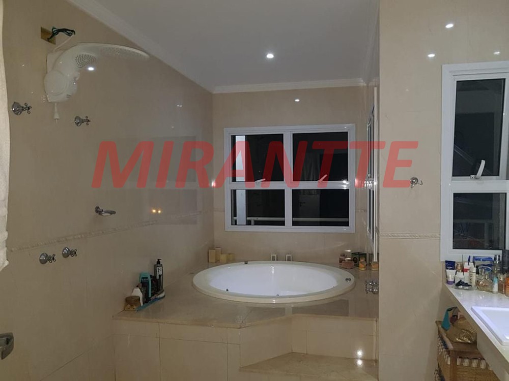 Sobrado de 490m² com 4 quartos em Serra da Cantareira