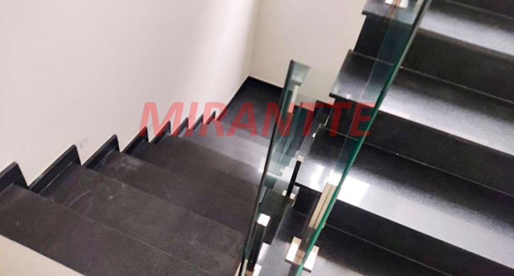 Sobrado de 220m² com 3 quartos em Jardim Guapíra