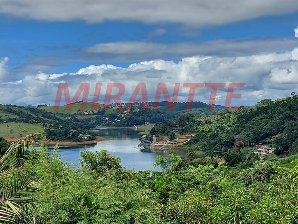 Chácara de 260m² com 4 quartos em Condomínio Vale das Montanhas