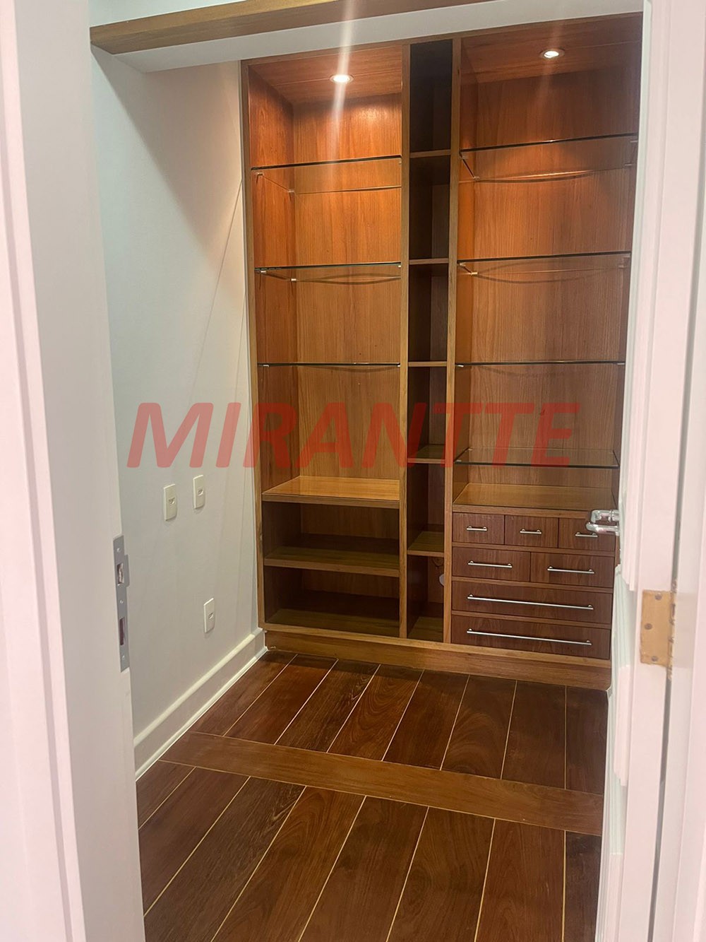 Apartamento de 425m² com 4 quartos em Vila Suzana