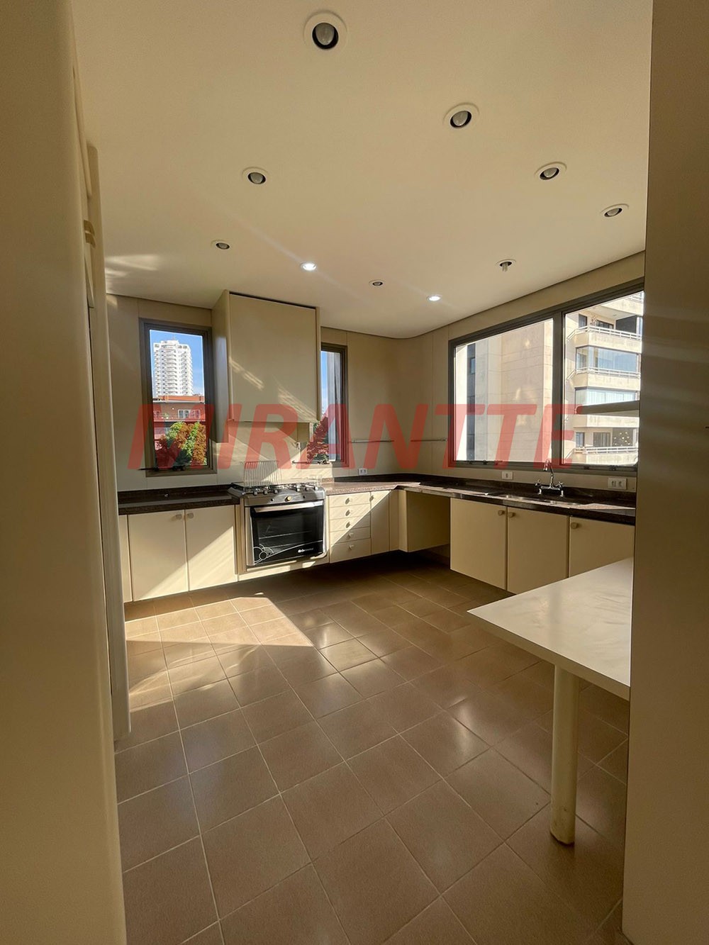 Apartamento de 425m² com 4 quartos em Vila Suzana