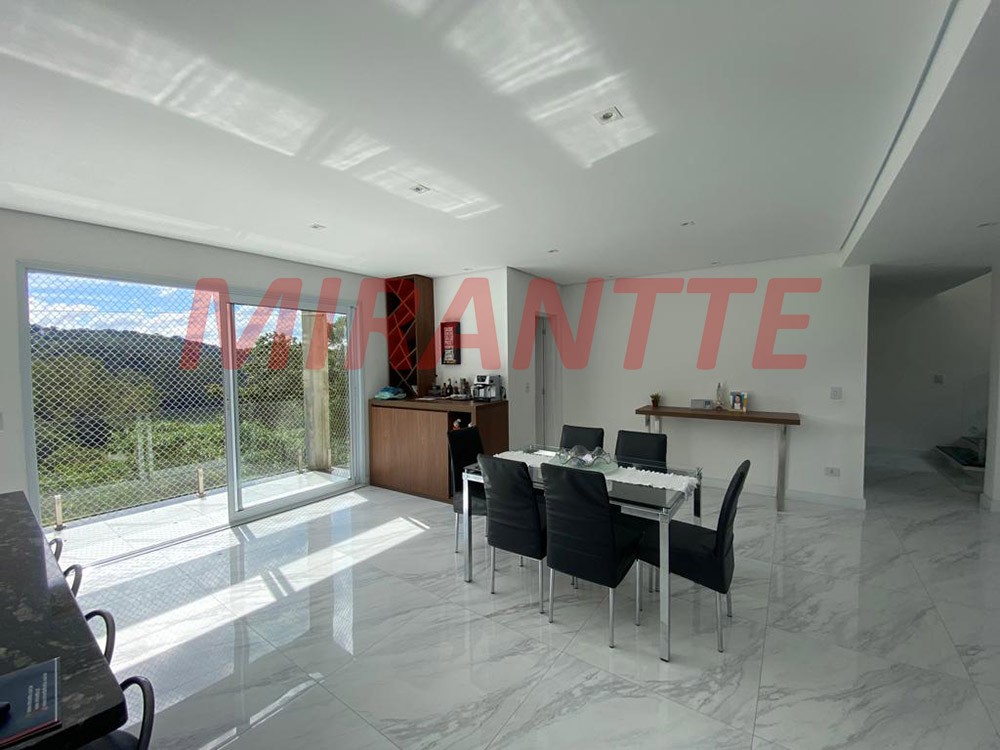 Sobrado de 350m² com 3 quartos em Serra da Cantareira