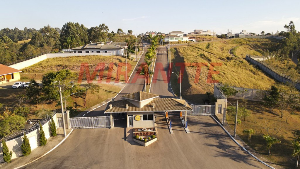 Terreno de 825m² em Jundiaizinho (Terra Preta)