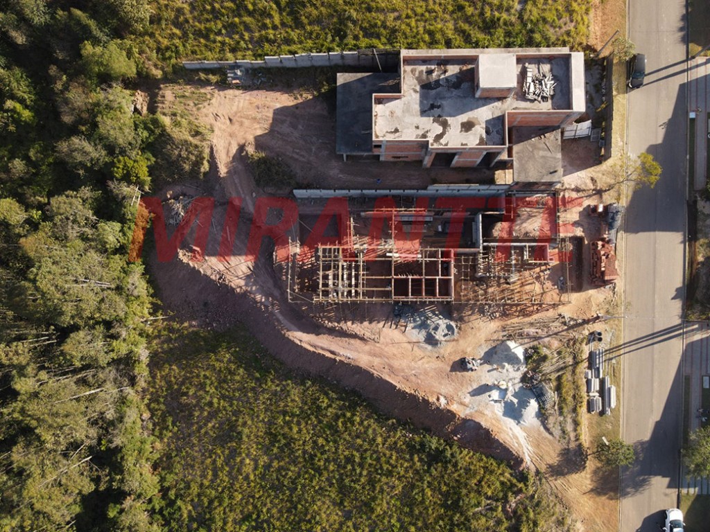 Terreno de 825m² em Jundiaizinho (Terra Preta)