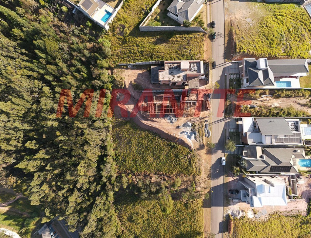 Terreno de 825m² em Jundiaizinho (Terra Preta)