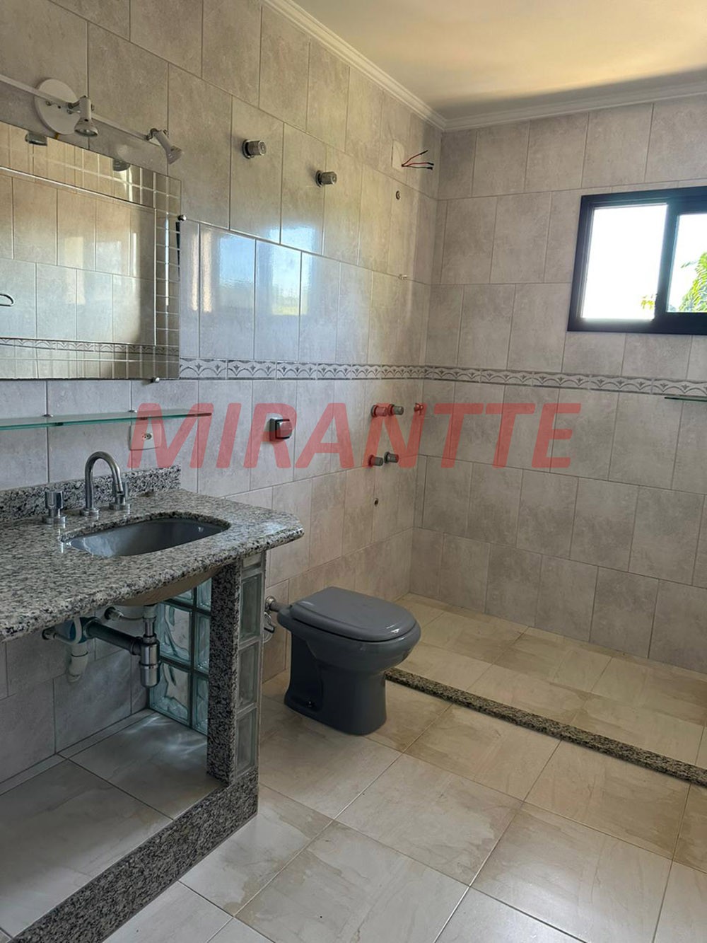 Sobrado de 343m² com 5 quartos em Tremembe