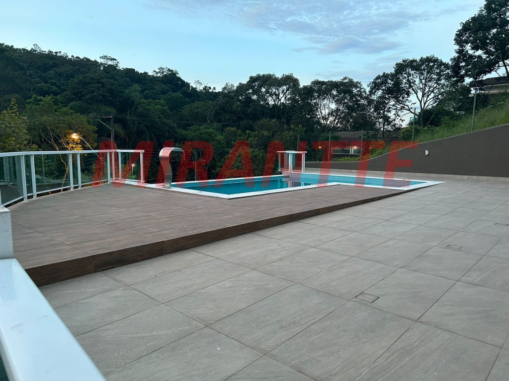 Sobrado de 600m² com 4 quartos em Serra da Cantareira