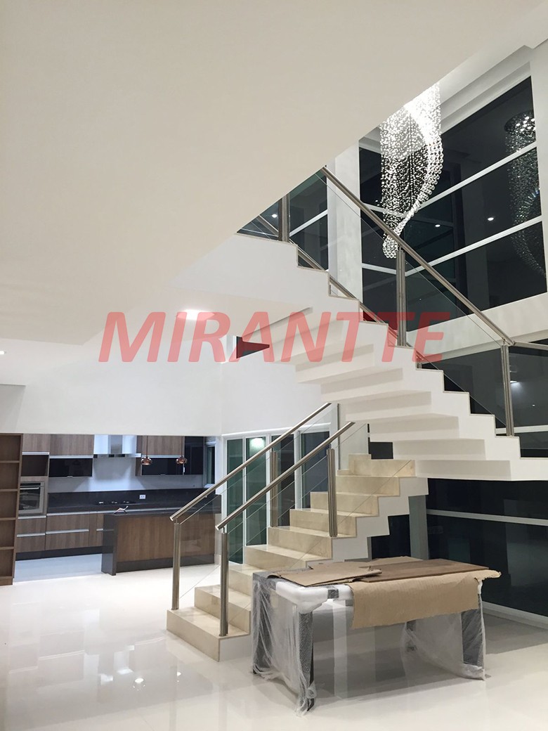 Sobrado de 600m² com 4 quartos em Serra da Cantareira