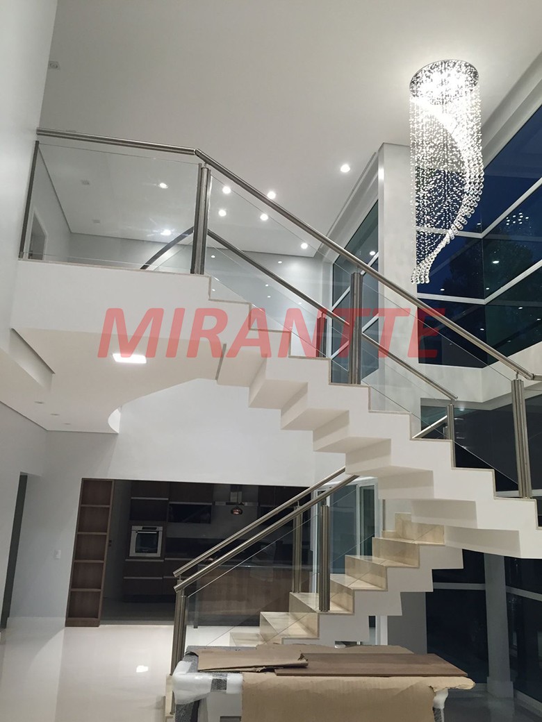 Sobrado de 600m² com 4 quartos em Serra da Cantareira
