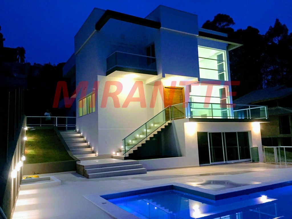 Sobrado de 600m² com 4 quartos em Serra da Cantareira