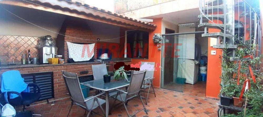 Sobrado de 160m² com 4 quartos em Água Fria