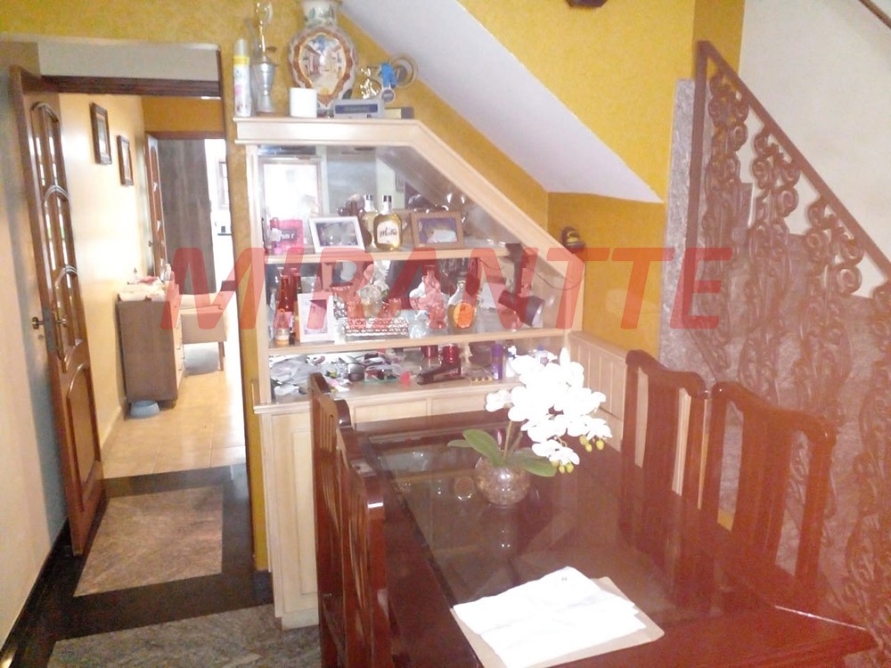 Sobrado de 160m² com 4 quartos em Água Fria
