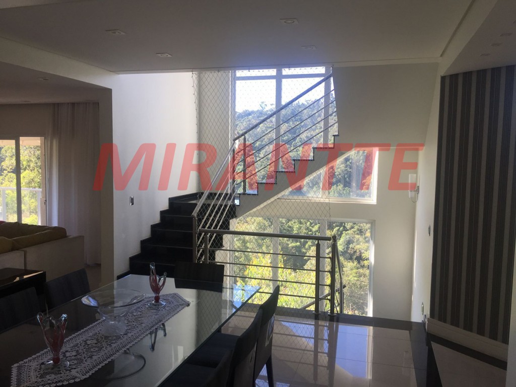 Sobrado de 550m² com 4 quartos em Serra da Cantareira