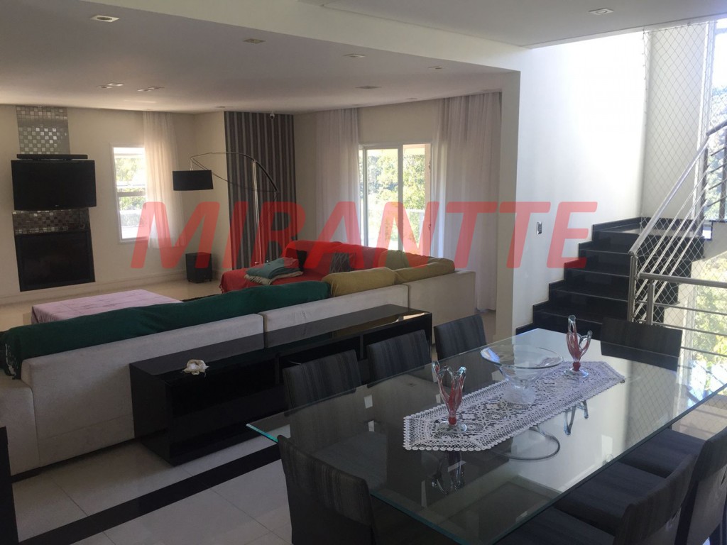 Sobrado de 550m² com 4 quartos em Serra da Cantareira