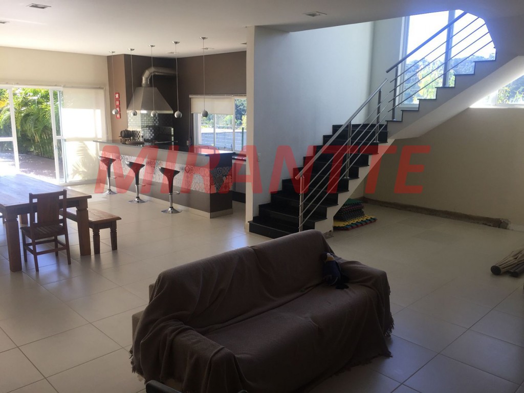 Sobrado de 550m² com 4 quartos em Serra da Cantareira
