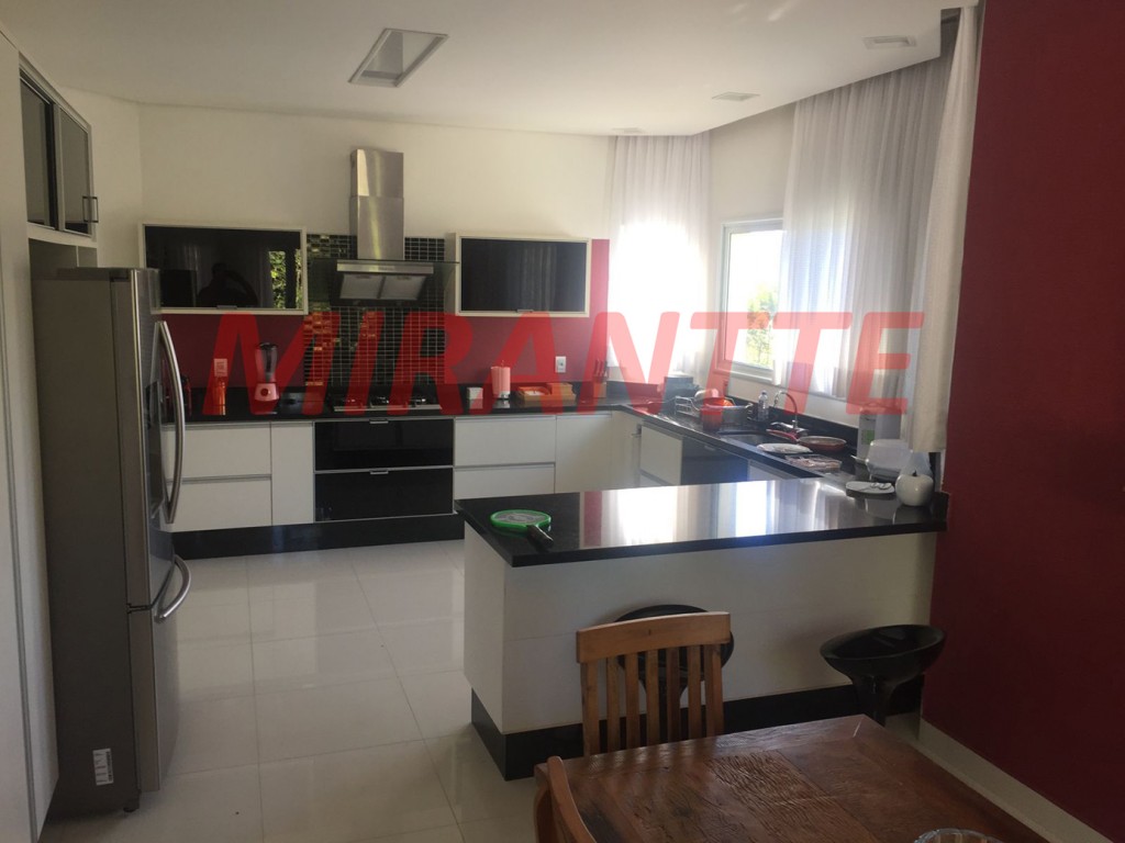 Sobrado de 550m² com 4 quartos em Serra da Cantareira