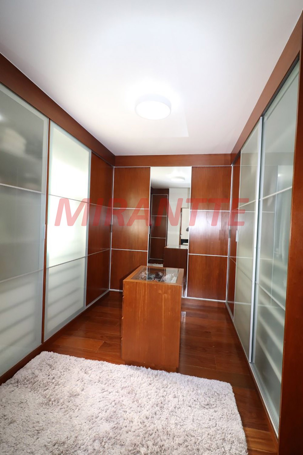 Sobrado de 490m² com 4 quartos em Jardim Virginia Branca