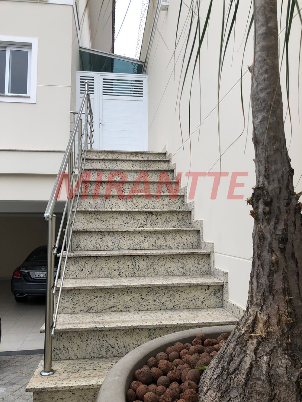 Sobrado de 490m² com 4 quartos em Jardim Virginia Branca