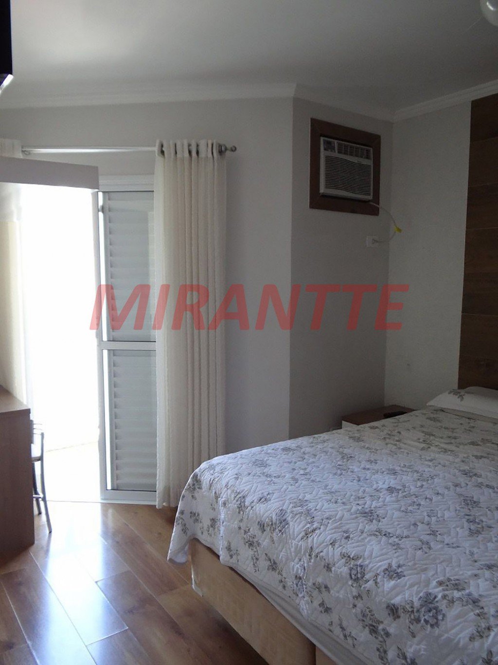 Sobrado de 238m² com 4 quartos em Água Fria