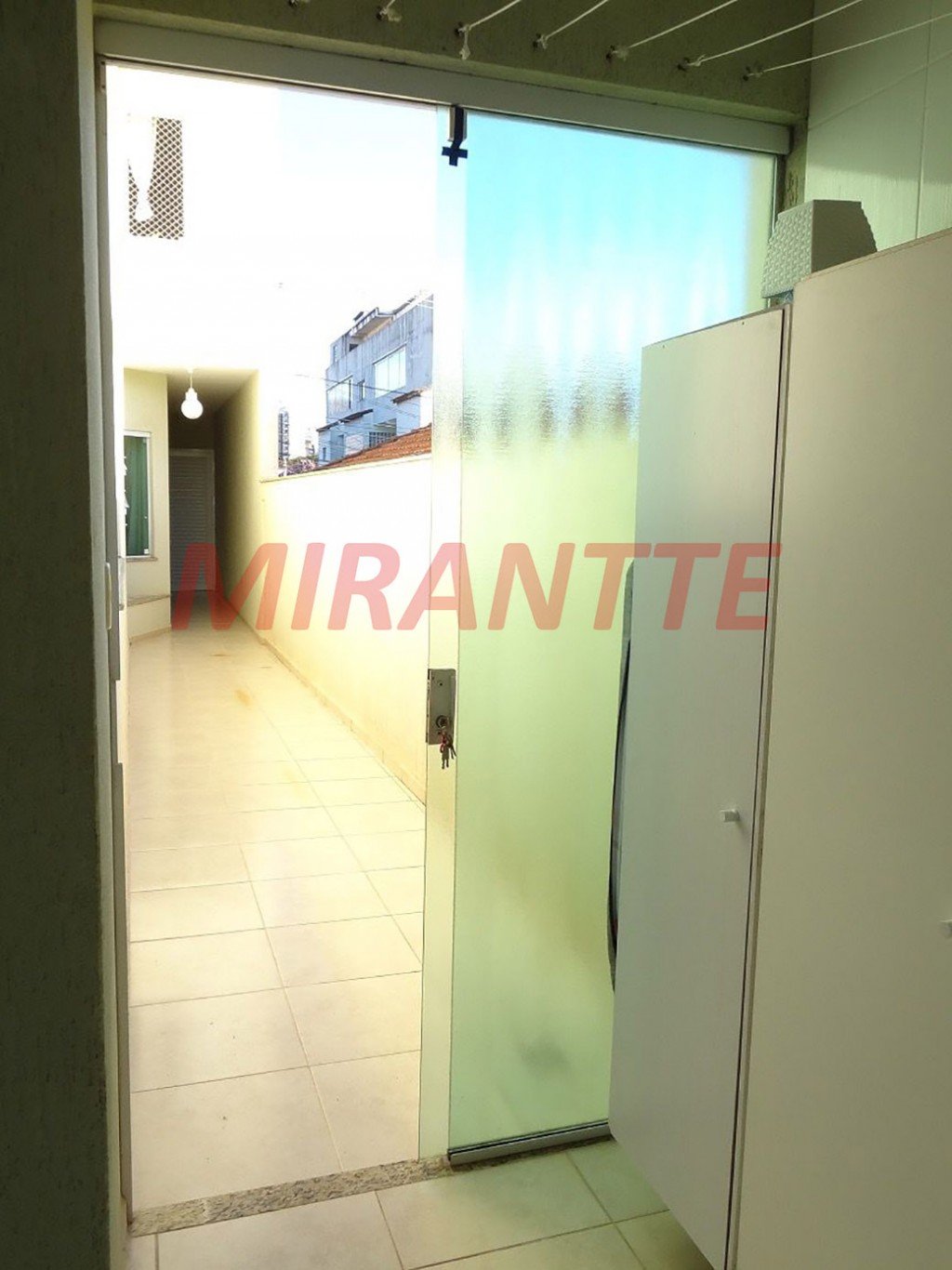 Sobrado de 238m² com 4 quartos em Água Fria