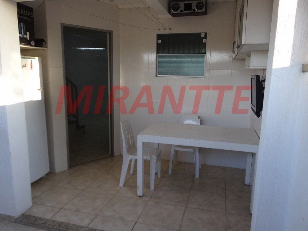 Sobrado de 238m² com 4 quartos em Água Fria