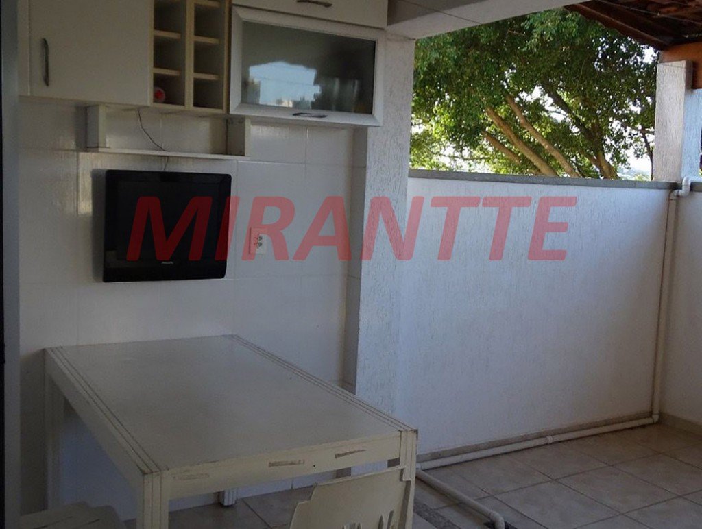 Sobrado de 238m² com 4 quartos em Água Fria