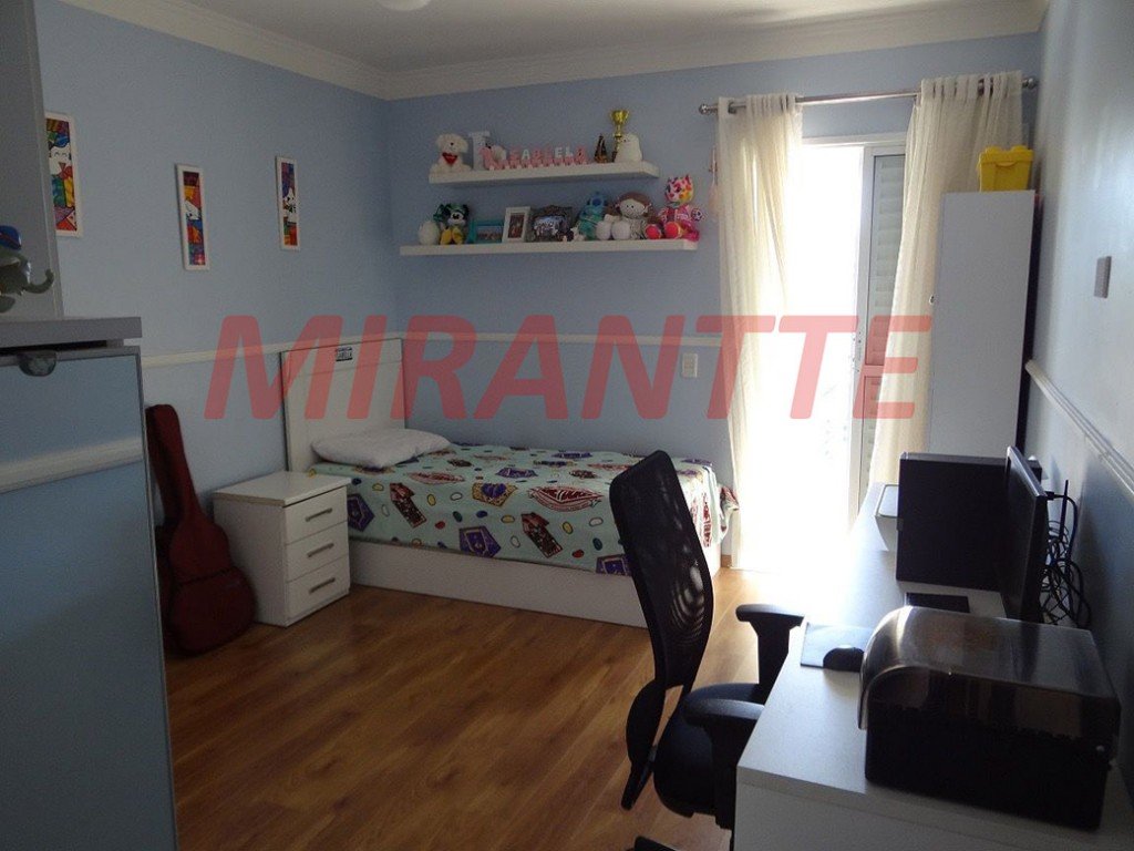 Sobrado de 238m² com 4 quartos em Água Fria