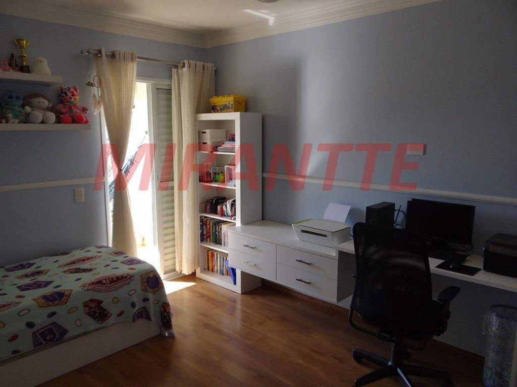 Sobrado de 238m² com 4 quartos em Água Fria