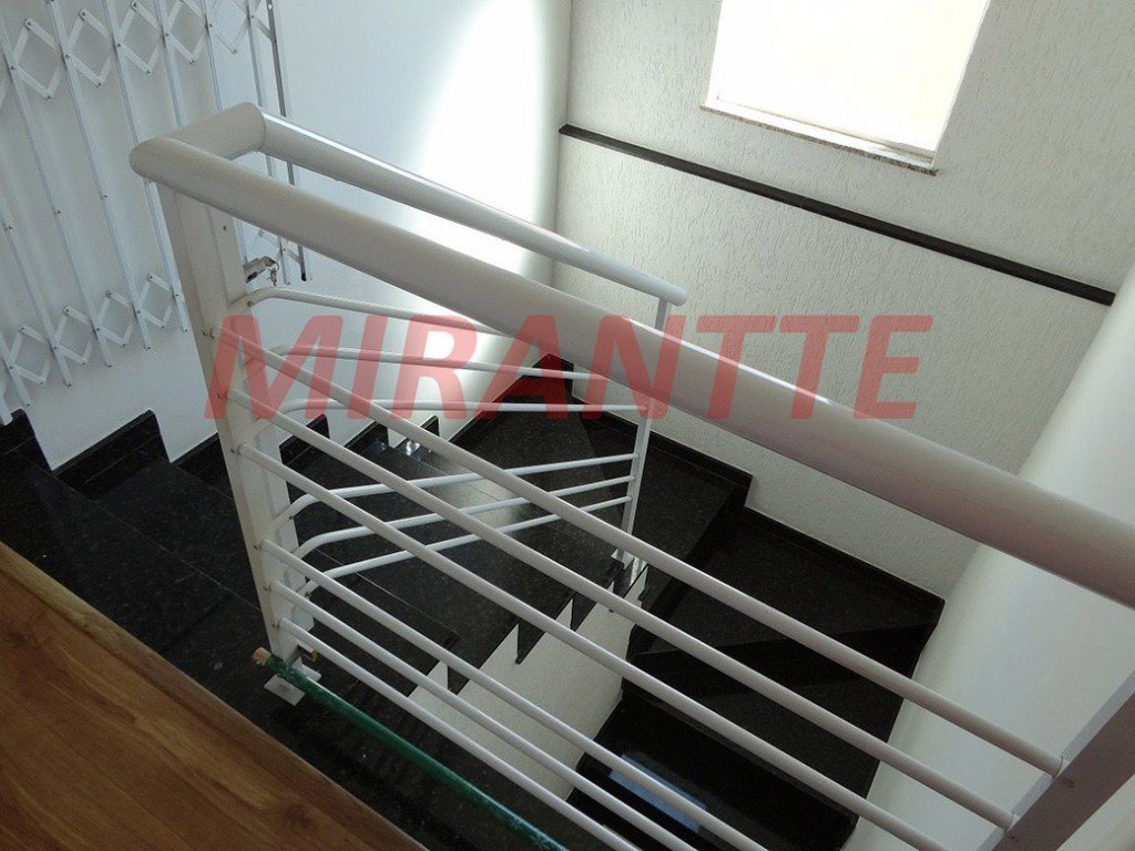 Sobrado de 238m² com 4 quartos em Água Fria