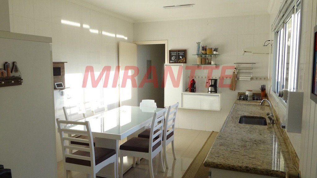 Sobrado de 238m² com 4 quartos em Água Fria