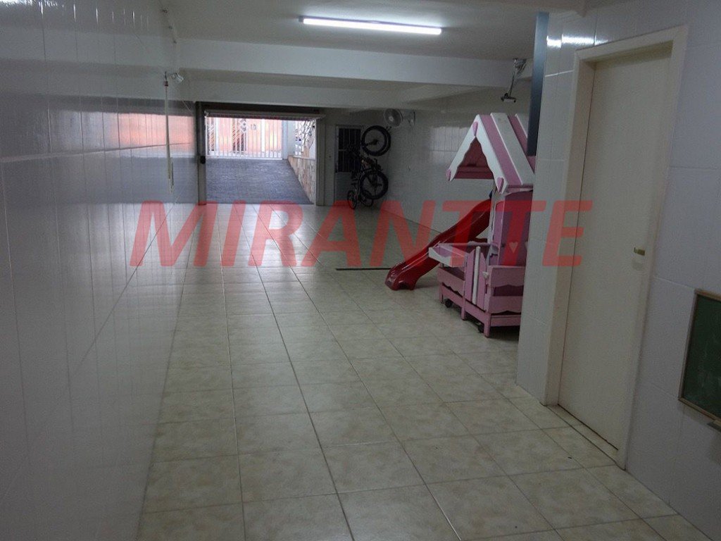 Sobrado de 238m² com 4 quartos em Água Fria