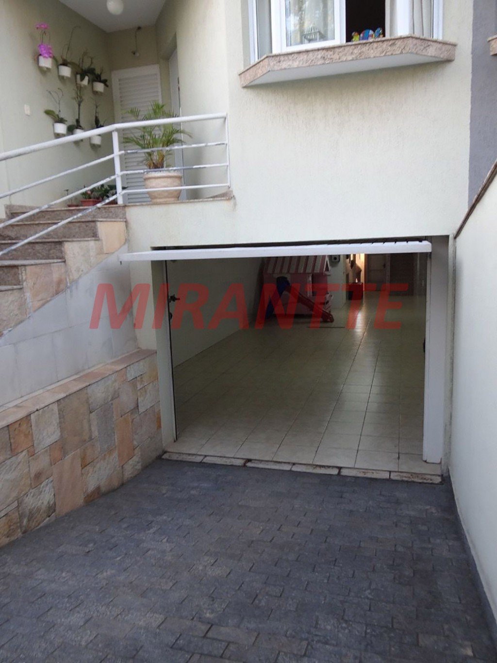 Sobrado de 238m² com 4 quartos em Água Fria