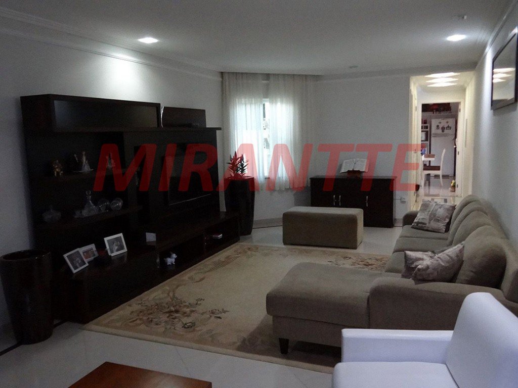 Sobrado de 238m² com 4 quartos em Água Fria