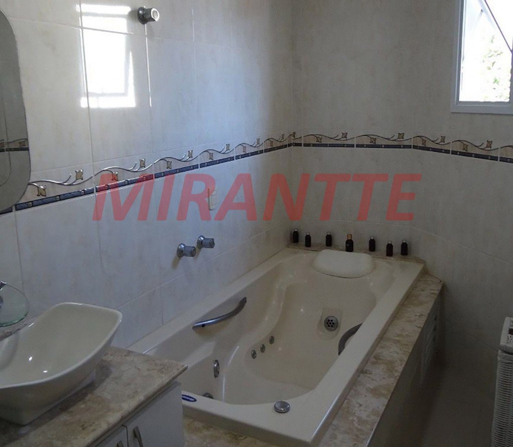 Sobrado de 238m² com 4 quartos em Água Fria
