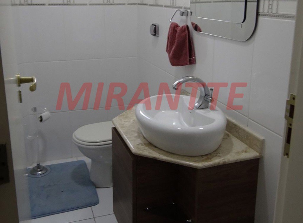 Sobrado de 238m² com 4 quartos em Água Fria
