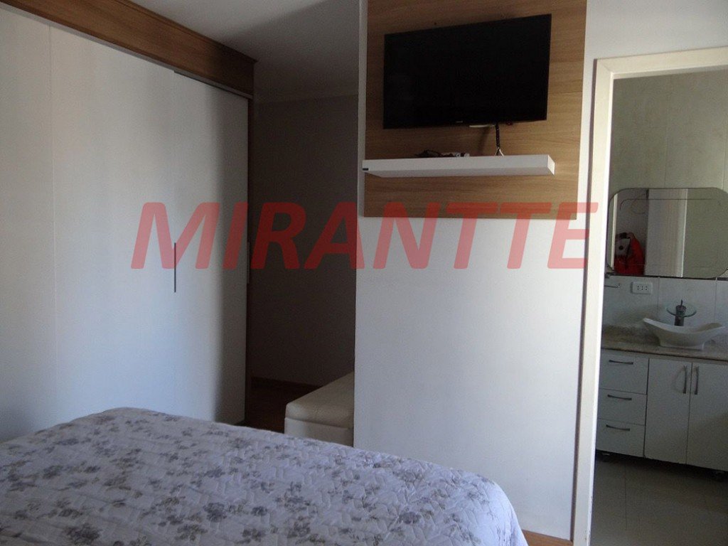 Sobrado de 238m² com 4 quartos em Água Fria