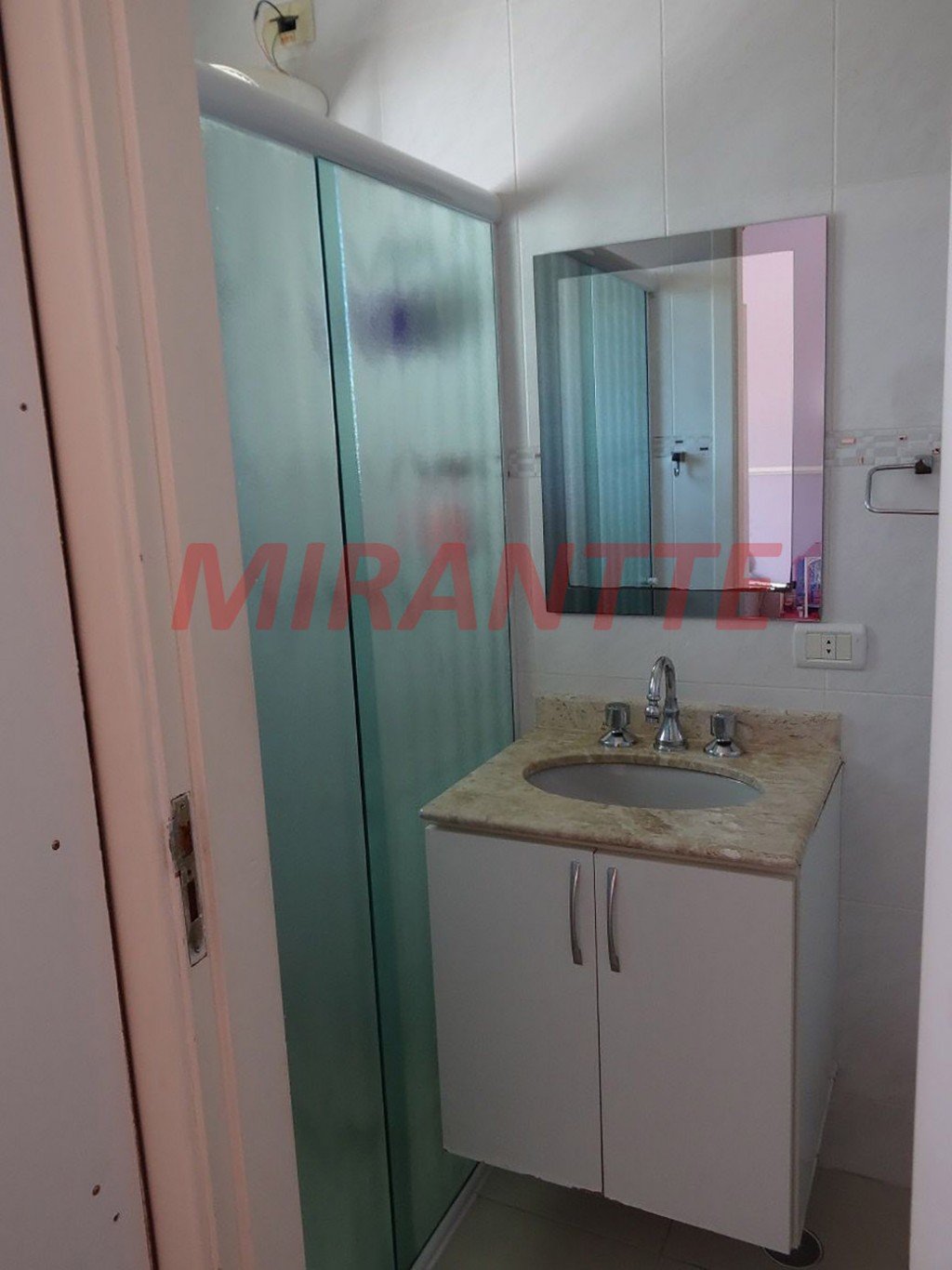 Sobrado de 238m² com 4 quartos em Água Fria