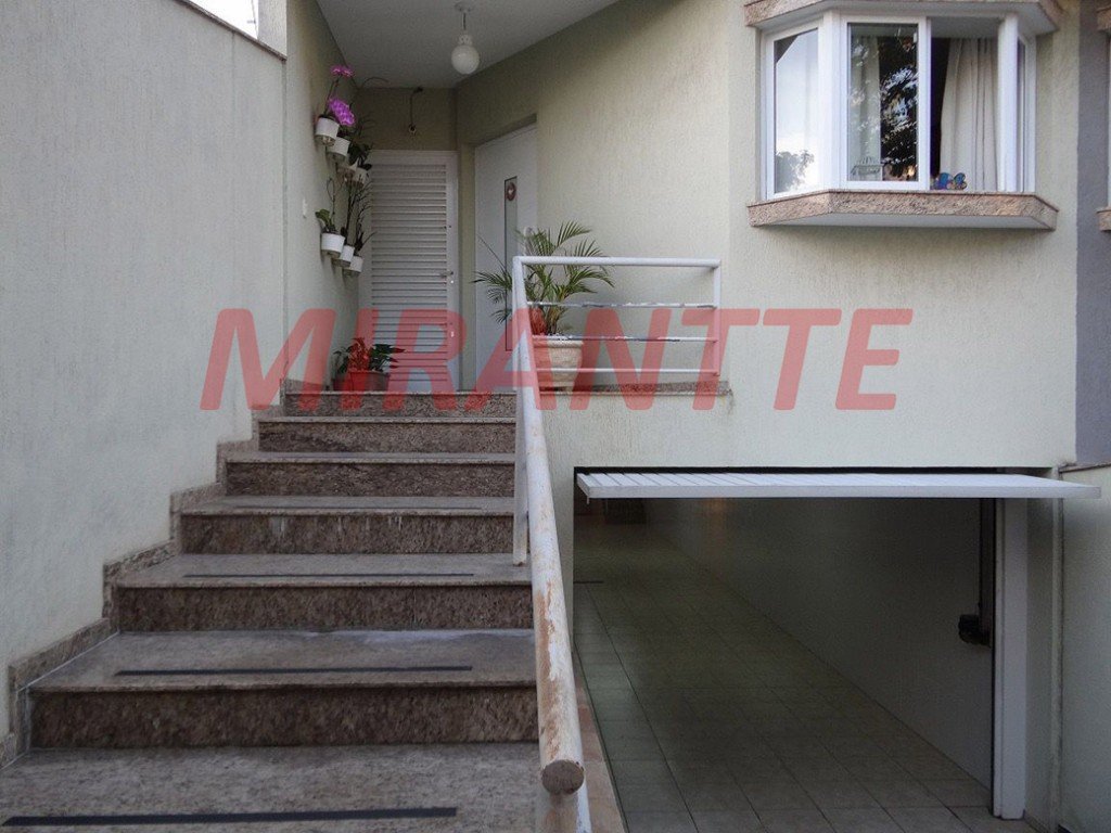Sobrado de 238m² com 4 quartos em Água Fria