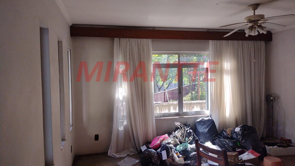 Sobrado de 334m² com 4 quartos em Água Fria