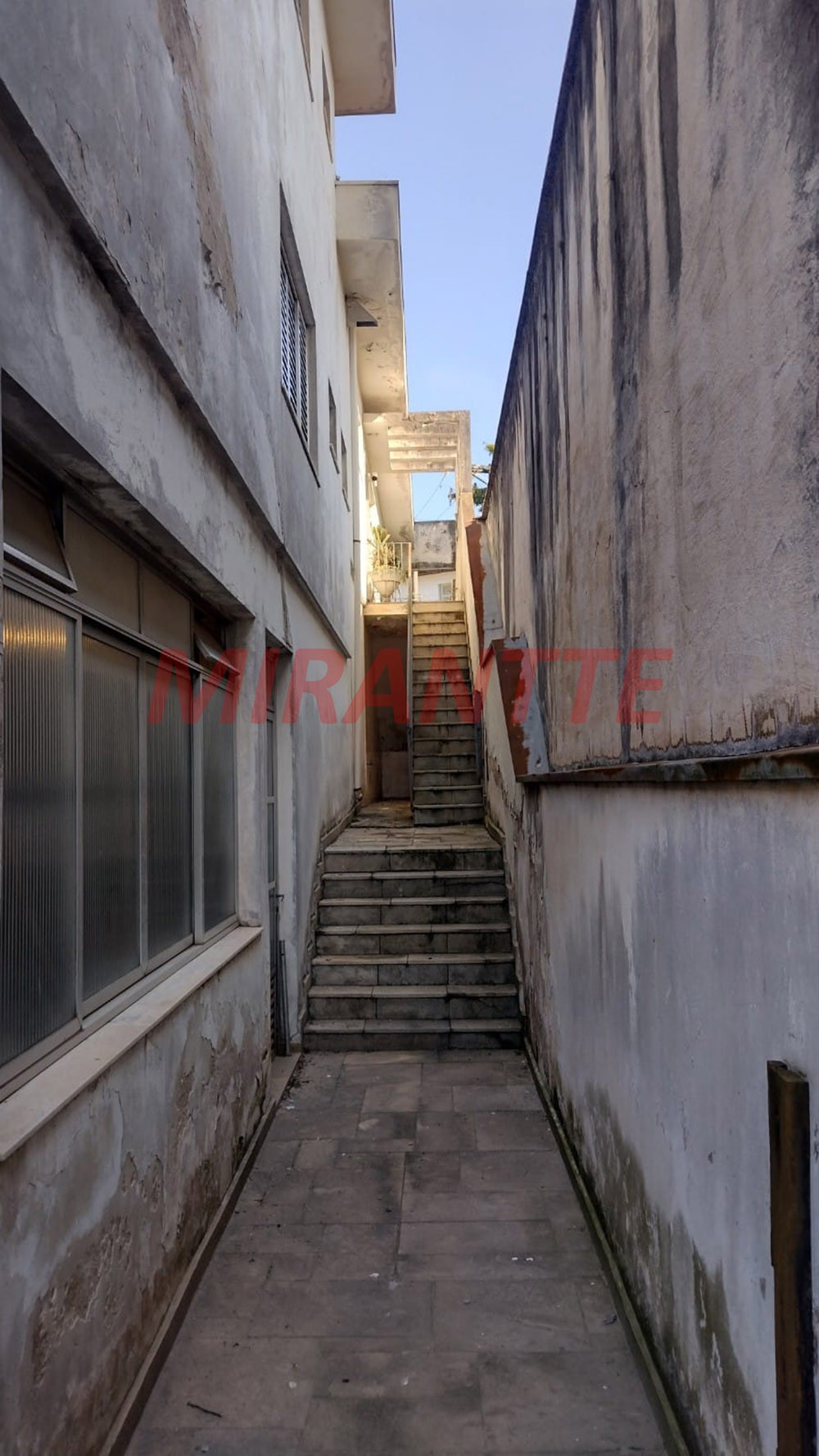 Sobrado de 334m² com 4 quartos em Água Fria