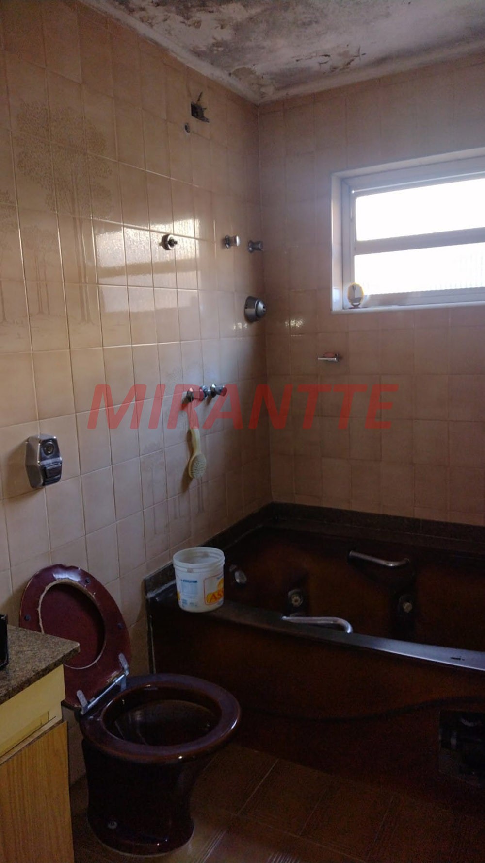 Sobrado de 334m² com 4 quartos em Água Fria