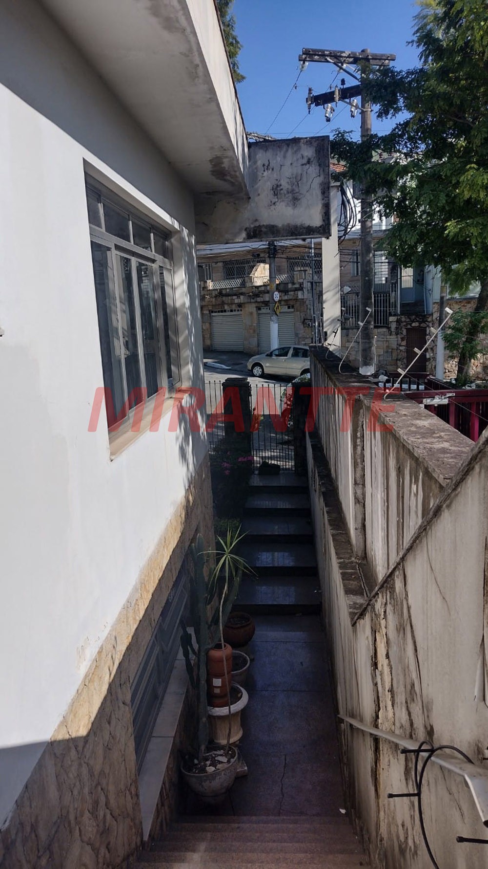 Sobrado de 334m² com 4 quartos em Água Fria