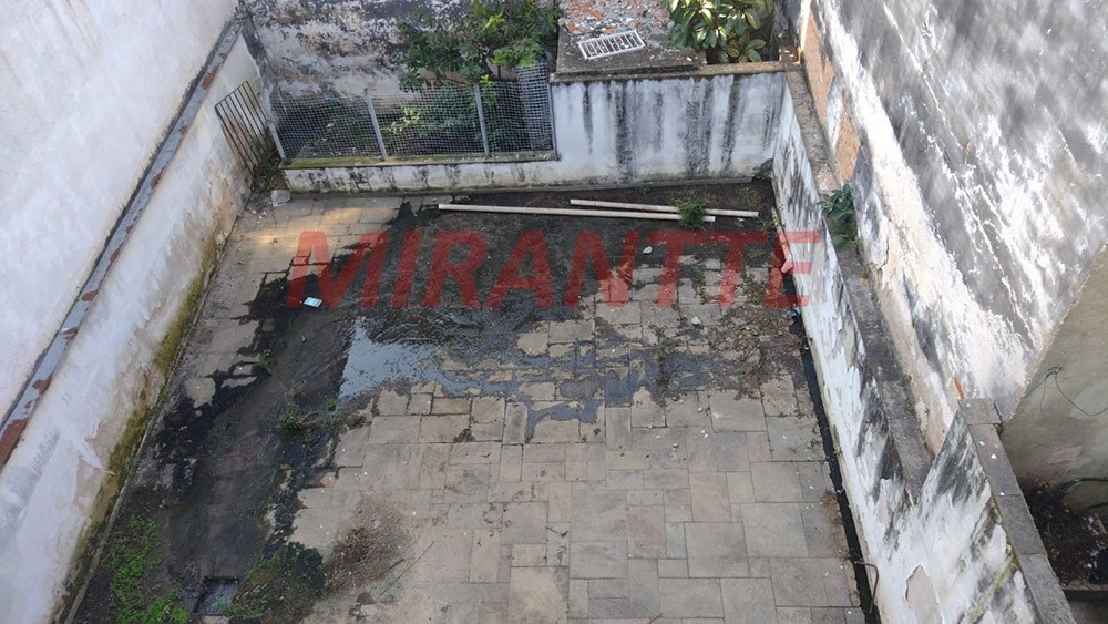 Sobrado de 334m² com 4 quartos em Água Fria