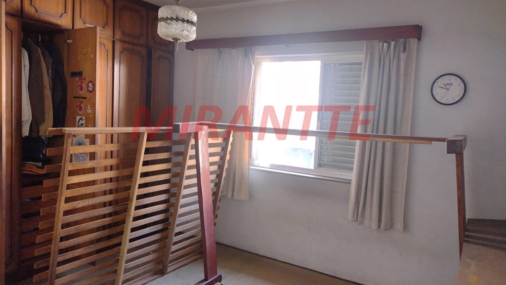 Sobrado de 334m² com 4 quartos em Água Fria