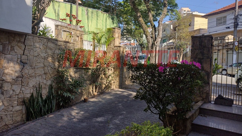 Sobrado de 334m² com 4 quartos em Água Fria
