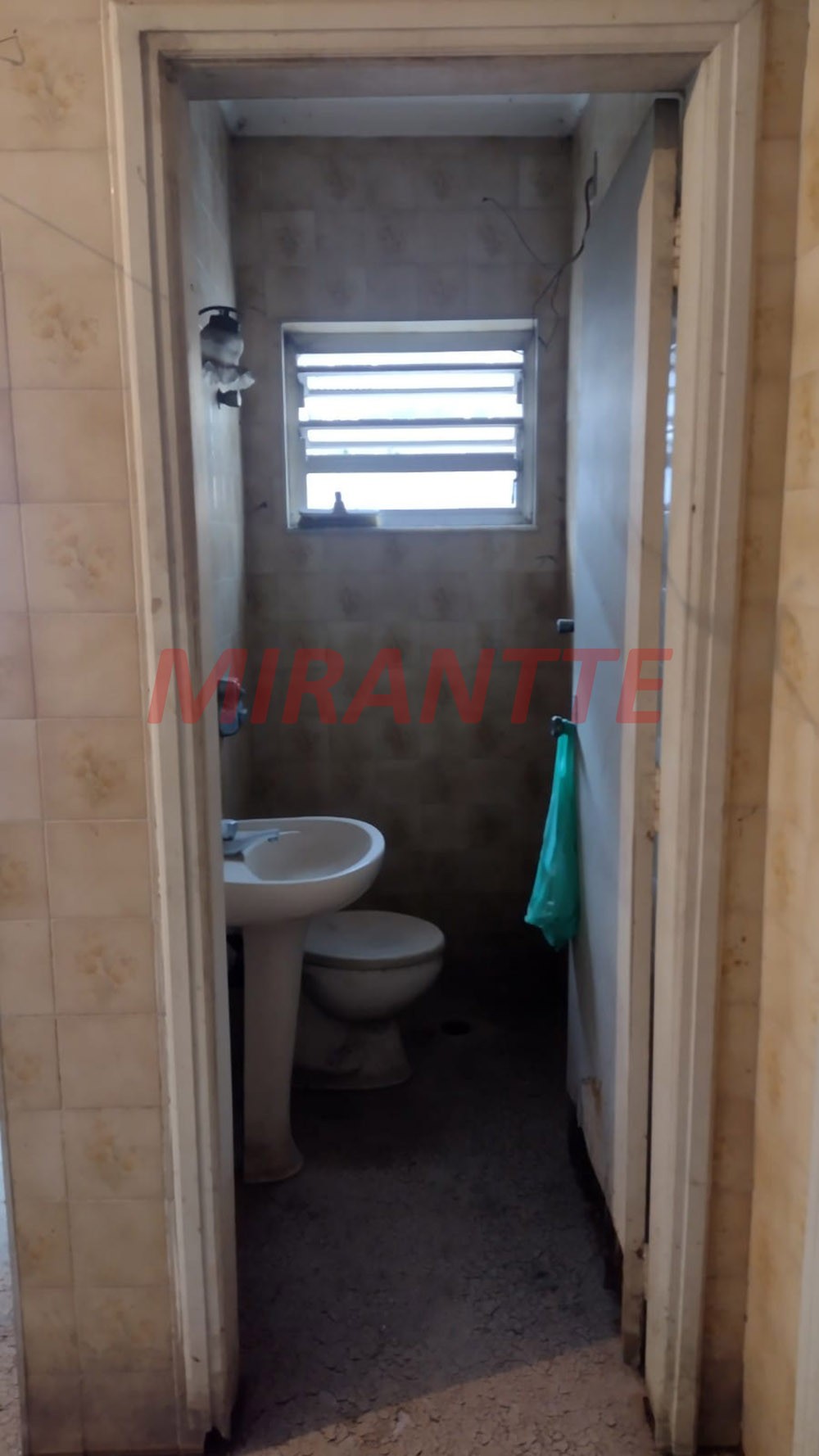 Sobrado de 334m² com 4 quartos em Água Fria