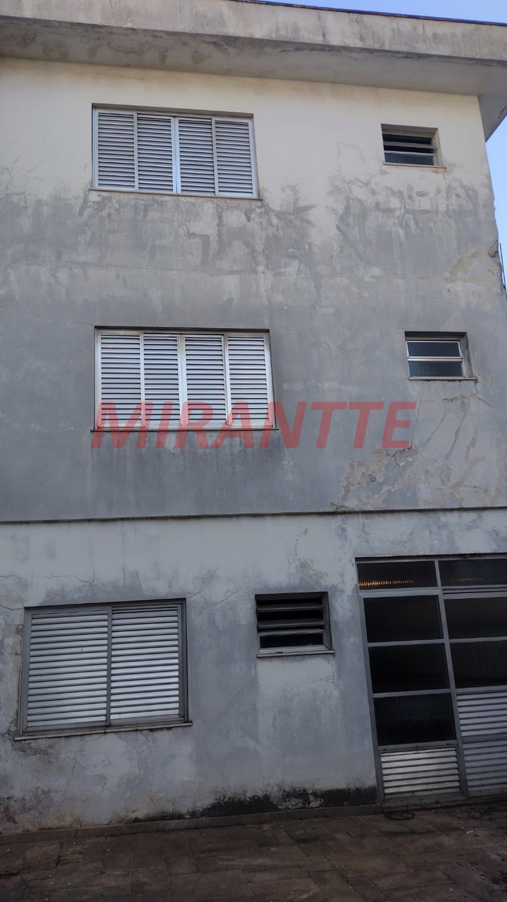 Sobrado de 334m² com 4 quartos em Água Fria