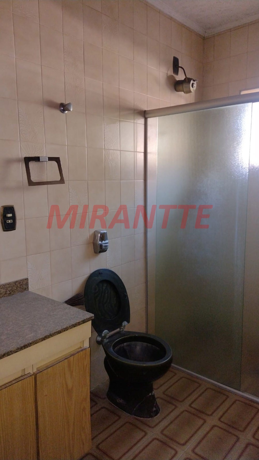 Sobrado de 334m² com 4 quartos em Água Fria