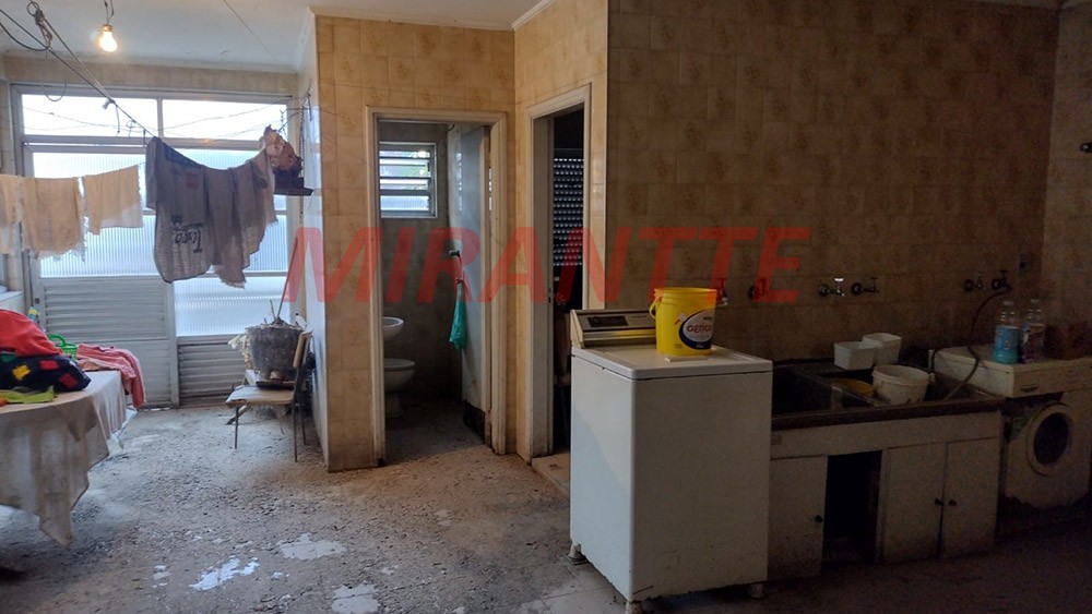 Sobrado de 334m² com 4 quartos em Água Fria