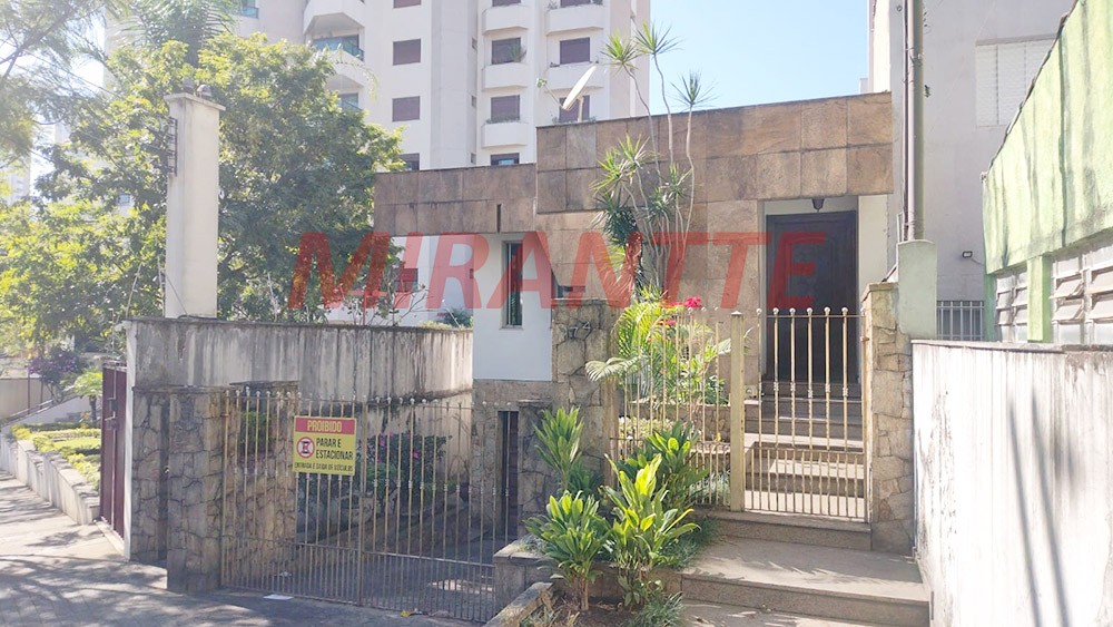 Sobrado de 334m² com 4 quartos em Água Fria